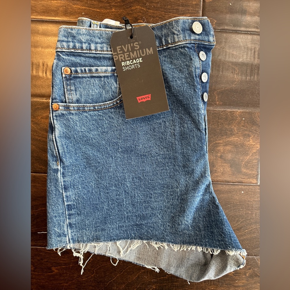 NWT Levi’s Ribcage Denim Short - Charles Erosion size 32 , new with tags